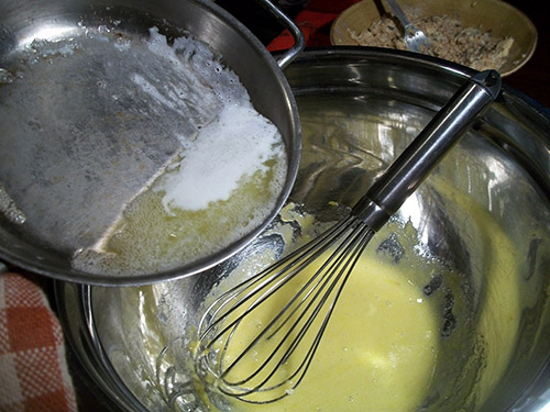 Rompete le uova, sbattetele con lo zucchero e aggiungete il burro fuso
