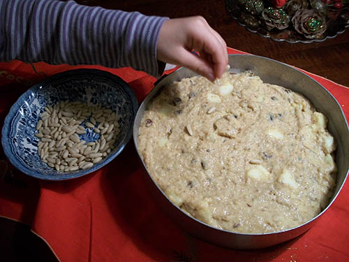 Cospargete la torta di pinoli e frutta secca avanzata