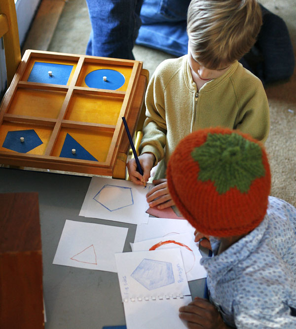 bambini giocano con le forme geometriche