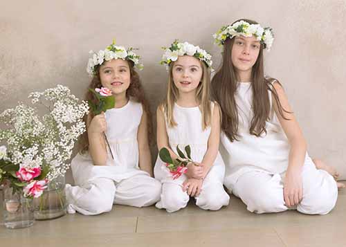 Foto di bambine con corona di fiori - Ph Daniela Bellotti
