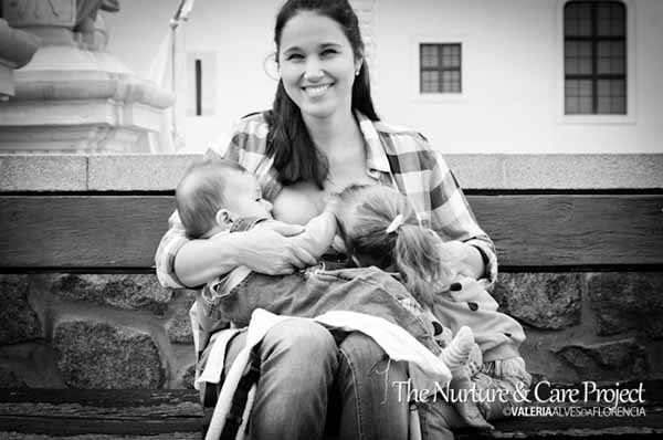Immagine di mamma che allatta - The Nurture & Care Project