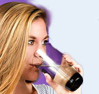 immagine di donna che beve un bicchiere d'acqua