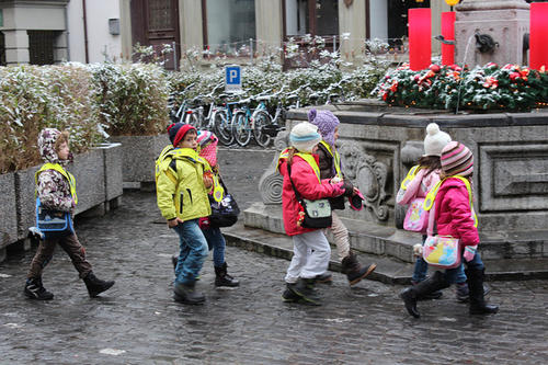 Bambini a spasso sotto la neve - Svizzera