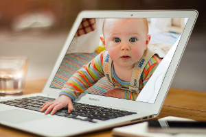 Immagine bambino computer