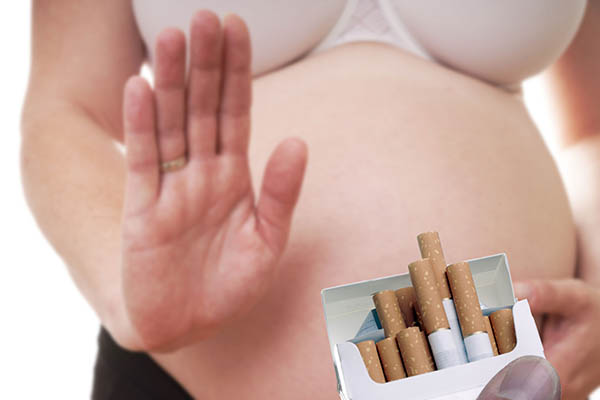 Immagine di donna incinta che rifiuta le sigarette