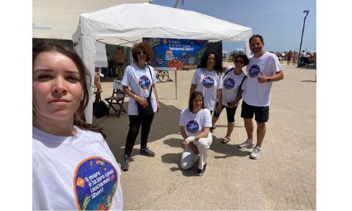 Gazebo della LAV in spiaggia per l'iniziativa "Il mare è la loro casa"