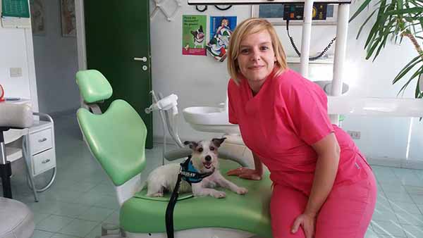 Simona Torlai, odontoiatra, con la sua assistente alla Pet Therapy